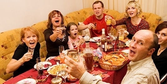С каждого новогоднего стола украинцы выбросили продуктов на 200 грн