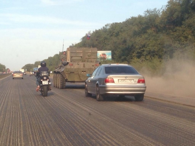Колонна российской бронетехники движется из Ростова в сторону Украины, - очевидец