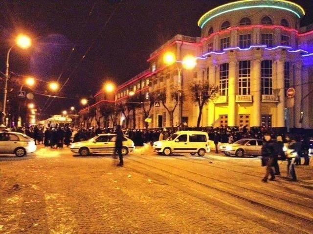Протестующие позволили чиновникам приходить в Винницкую ОГА на работу