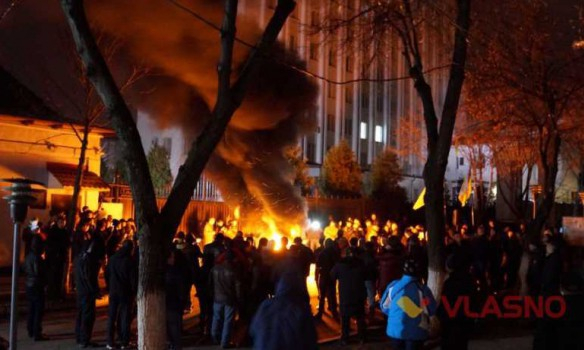 Перед будівлею СБУ у Вінниці активісти палять шини на підтримку учасників блокади, - ФОТО