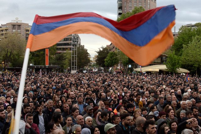 В столице Армении массовые акции протеста: полиция разгоняет людей - ВИДЕО