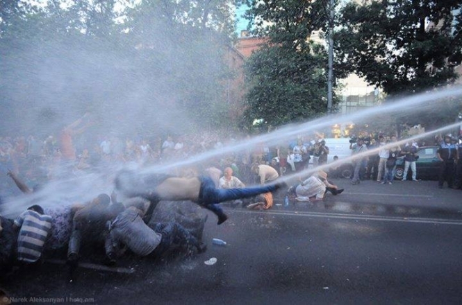 Вірменська влада розігнала демонстрантів, розбиваючи їм голови