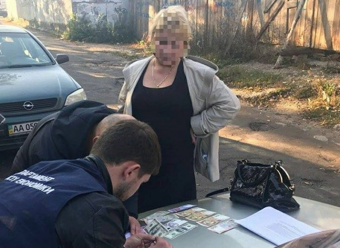 У трьох ВНЗ за хабарі продовжували термін перебування в Україні відрахованих студентів-іноземців