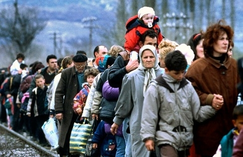 Жители Луганска массово бегут из города