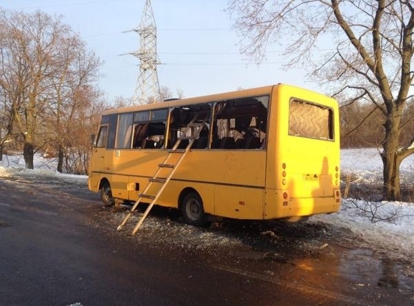 У мережі з'явилося відео обстріляного бойовиками під Волновахою автобуса з 10 жертвами