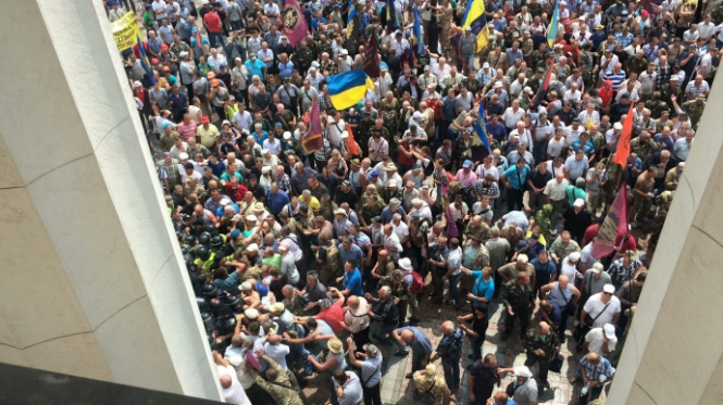 Под Радой протестующие штурмуют парламент, - ОБНОВЛЕНО