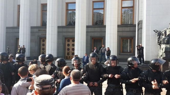 Під Радою сутички: активісти вимагають, щоб депутати проголосували за люстрацію, - фото