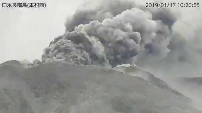Извержение вулкана в Японии: столб пепла поднялся в небо на высоту 6 км - ВИДЕО
