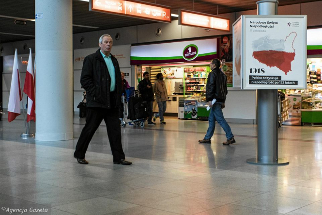 В аеропорту Варшави розвісили карти Польщі зі Львовом і Вільнюсом у складі, - Gazeta Wyborcza