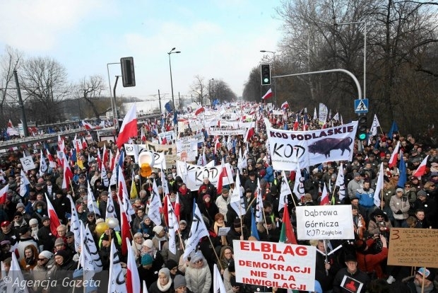 В Варшаве тысячи людей вышли, чтобы поддержать Леха Валенсу - ФОТО