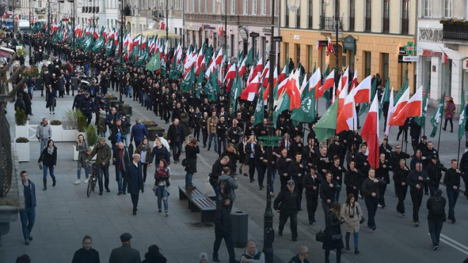 В Варшаве произошли столкновения во время марша ультраправых - ВИДЕО ФОТО