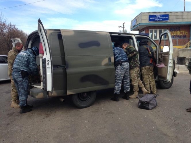 Міліціонери на виїзді із зони АТО влаштовують показові перевірки автомобілів волонтерів, - блогер