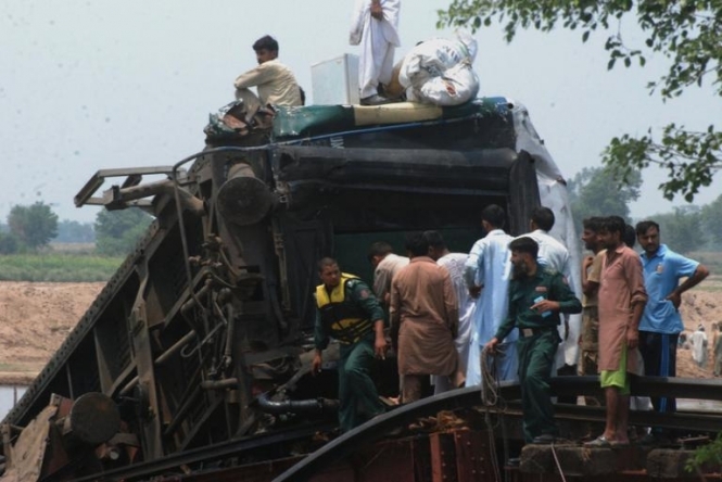 В Пакистане поезд с военными упал в реку, 17 человек погибли