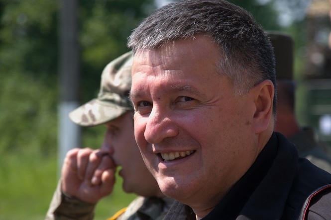 Аваков предлагает перевести армию на контракт 