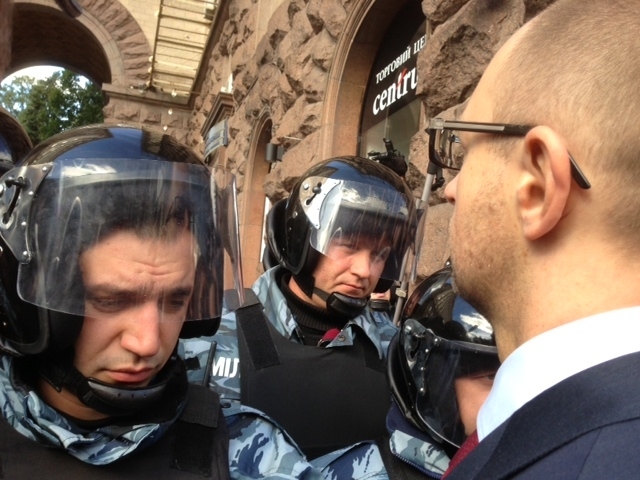 Яценюк запевнив, що військові пропускатимуть людей на майдан