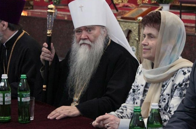 Дружина Януковича вручила дипломи луганським богословам (фото)