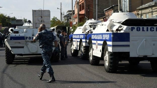 Дві людини, які захопили будівлю поліції в Єревані, здалися силовикам