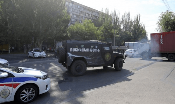 Під час нападу у Єревані загинув один поліцейський 
