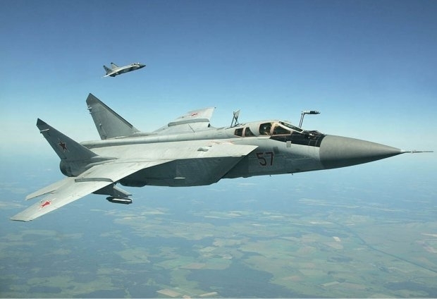 Російський винищувач МіГ-31 змусив втікати норвезький F-16, - відео