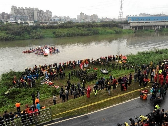 У столиці Тайваню літак впав в річку: є жертви, - відео