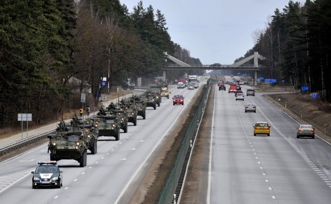 Три колонны военной техники США въезжают в Чехию, - видео