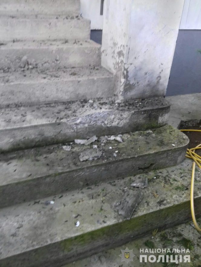 На Закарпатье во двор местного депутата бросили взрывчатку
