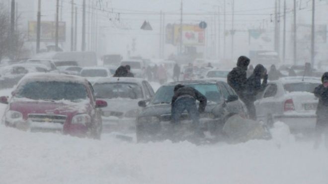 Влада Києва просить водіїв пересісти на громадський транспорт через снігопад