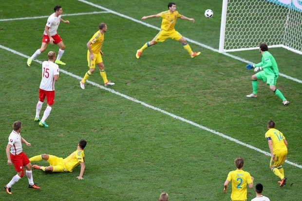 Збірна України програла Польщі так і не забивши жодного м'яча на Євро-2016