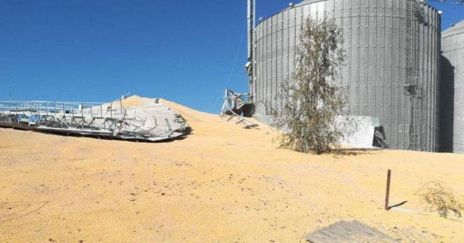 Под Сумами из-за разрыва элеватора на улицу высыпалось 10 тыс. тонн кукурузы