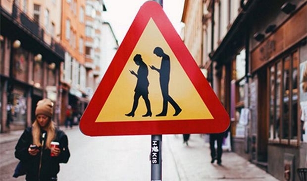 Финны установили предупреждающий знак о людях со смартфоном