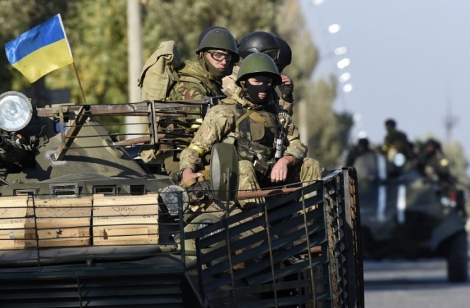 Українська армія готується до відведення важкого озброєння на 15 км від лінії фрону, - РНБО