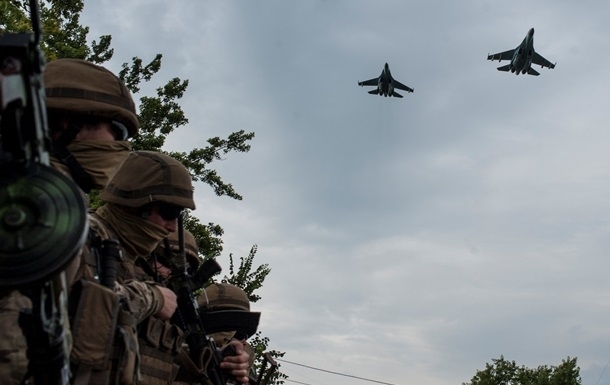 Авиация сил АТО уничтожила 10 единиц бронетехники с террористами возле Горловки, - СНБО