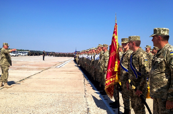 Порошенко погодив новий зразок бойового прапора військових частин і з'єднань

