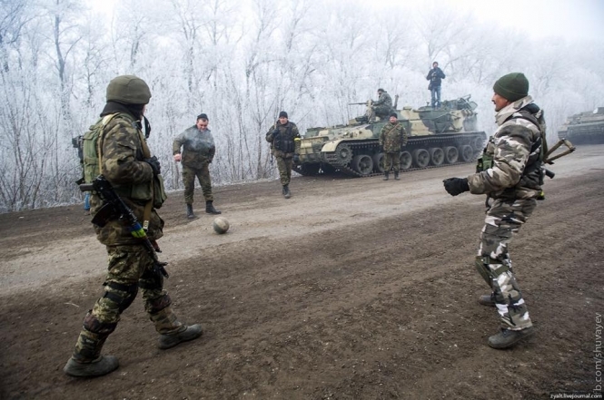 Дорога на Дебальцеве під повним контролем української армії: бійці охороняють трасу і грають у м’яча 