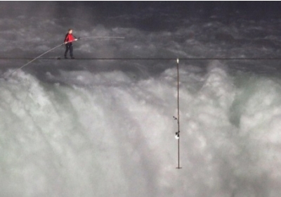 Американський циркач пройшовся над Ніагарським водоспадом