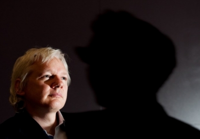 Памела Андерсон и шеф-редактор WikiLeaks посетили Ассанжа в тюрьме