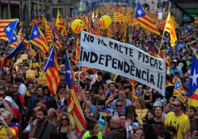 Уряд Іспанії погрожує взяти Каталонію під свій контроль