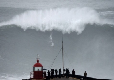 Біля берегів Великобританії фіксують потужний шторм 