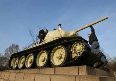 Немецкая газета Bild требует демонтажа советских танков с мемориала в Берлине 