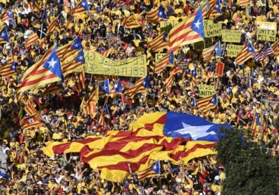 Испания, Каталония. Каталонцы вышли в поддержку проведения референдума о независимости региона, запланированного на 9 ноября. 19 октября 2014. Фото: АFР