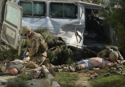Афганистан, военные оказывают первую помощь жертвам теракта в Кабуле 16 сентября 2014 Фото: АFР