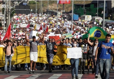 У Бразилії протестують проти витрат на футбольний чемпіонат, в Угорщині судитимуть колишнього нациста, у Росії геям заборонили всиновлювати дітей