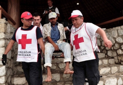 Мексика, Акапулько. Добровольці Червоного Хреста. Фото: AFP