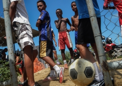 Вуличні будні футбольної Бразилії: поєдинок в карнавальних нетрях
