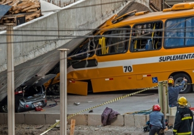 У бразильському місті, де відбудеться півфінал Мундіалю, міст упав на автобус