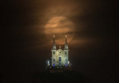 Бразилия: полная луна спускается позади Носа-Сеньора-да-Пенья Церкви в Рио-де-Жанейро, 10 августа. Фото: АFР