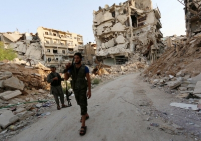 Сирія, Алеппо, 26 серпня 2014 року. Повстанці патрулюють зруйнований район сирійської столиці. Фото: AFP