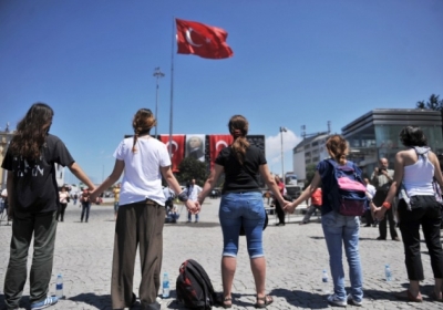 МЗС закликає українців негайно залишити місця протестів у Туреччині