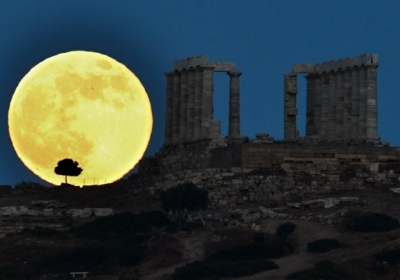 Греція Місяць піднімається поруч з давньогрецьким храмом Посейдона на мисі Суніон, приблизно 65 км на південь від Афін. Фото: AFP