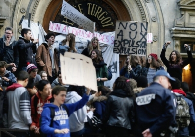 Французькі школярі пішли на барикади за депортовану циганку